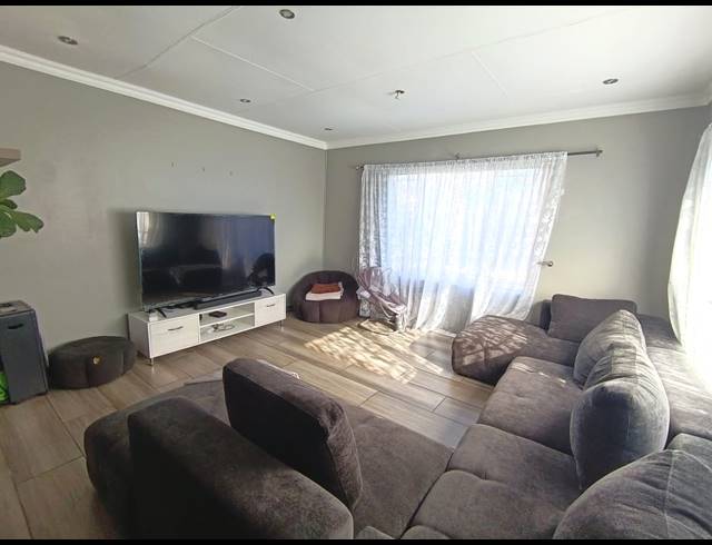 4 BEDROOM FREESTANDING FOR SALE IN SUNAIR PARK